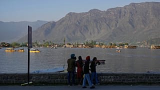 Una familia sij disfruta de un paseo durante Baisakhi, que marca el Año Nuevo sij, en Srinagar