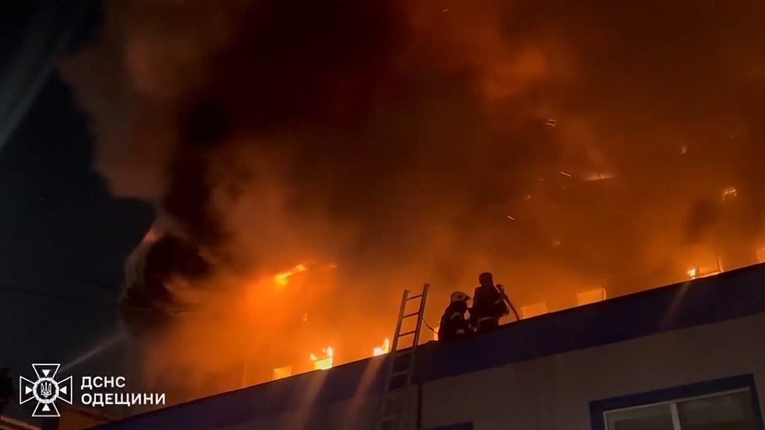 Des pompiers à Odessa après un attaque de drone, le 14 avril 2025. 