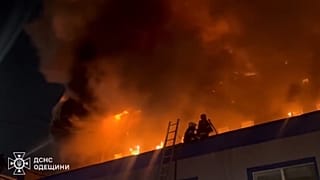 Des pompiers à Odessa après un attaque de drone, le 14 avril 2025.