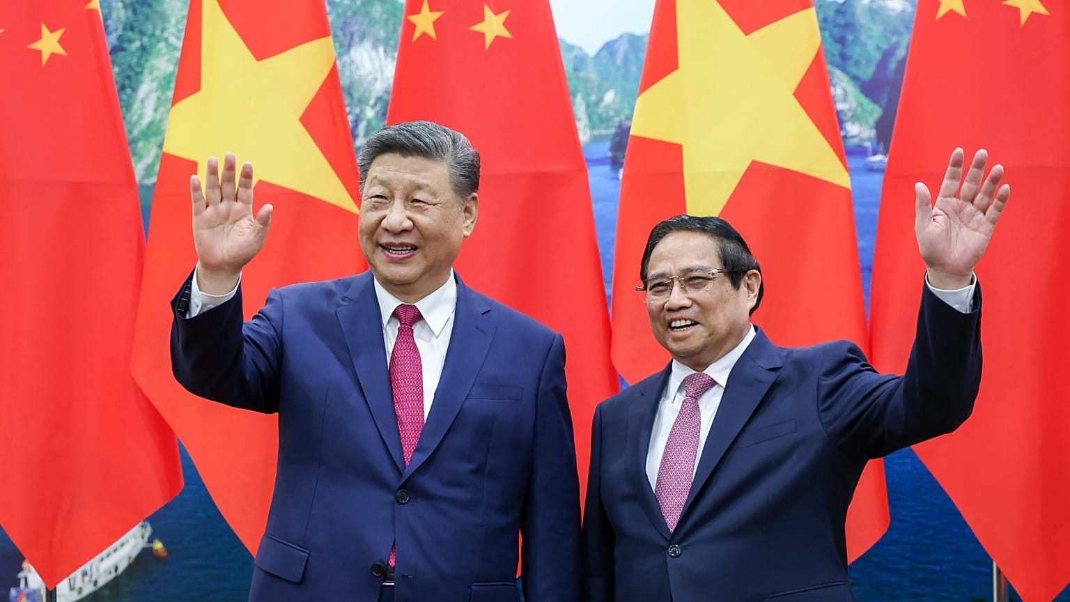 Le Premier ministre vietnamien Pham Minh Chinh, et le président chinois Xi Jinping à Hanoï, au Viêt Nam.
