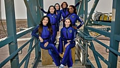 Erste Reihe, sitzend, von links: Lauren Sanchez und Kerianne Flynn und hinten stehend von links: Amanda Nguyen, Katy Perry, Gayle King und Aisha Bowe in West Texas. 