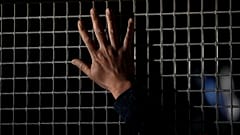 Un uomo siriano saluta i suoi parenti mentre siedono all'interno di un autobus presso il centro di accoglienza per migranti di Pournara, Nicosia, 24 gennaio 2024