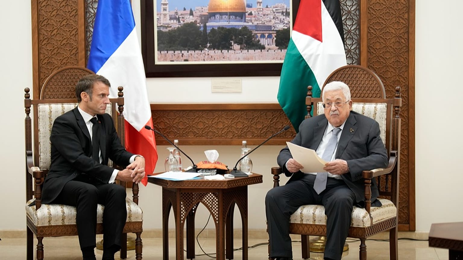 الرئيس الفرنسي إيمانويل ماكرون يستمع إلى الرئيس الفلسطيني محمود عباس، يوم الثلاثاء 24 أكتوبر 2023، في رام الله، الضفة الغربية.