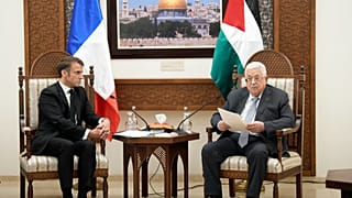 الرئيس الفرنسي إيمانويل ماكرون يستمع إلى الرئيس الفلسطيني محمود عباس، يوم الثلاثاء 24 أكتوبر 2023، في رام الله، الضفة الغربية.