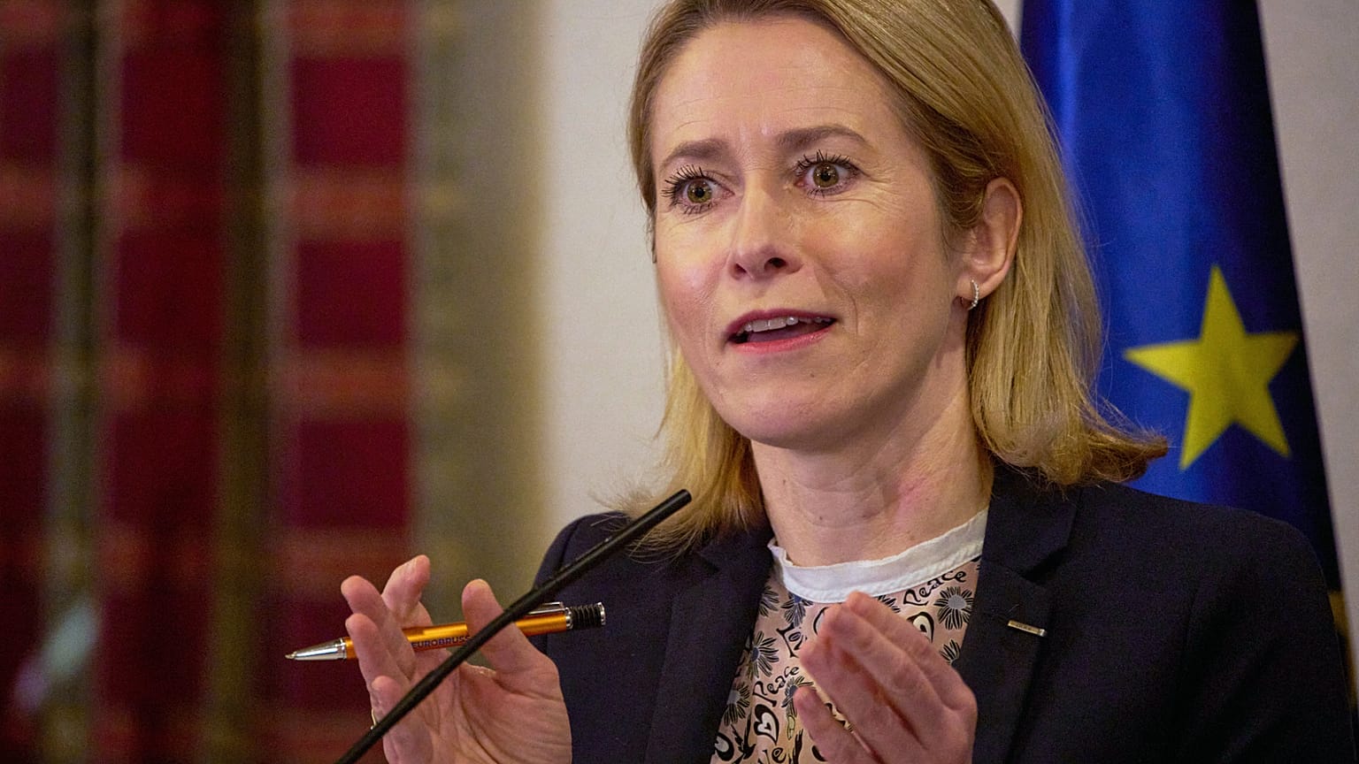 Szefowa unijnej dyplomacji Kaja Kallas przemawia podczas konferencji prasowej 
