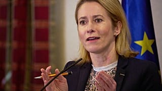 Szefowa unijnej dyplomacji Kaja Kallas przemawia podczas konferencji prasowej 