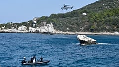 Un elicottero e una nave della guardia costiera partecipano a un'operazione di ricerca e salvataggio dopo che un'imbarcazione che trasportava migranti si è trovata in difficoltà al largo delle coste di Samos, 23 settembre, 2024
