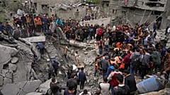 Freiwillige und Rettungskräfte suchen nach Leichen und Überlebenden in den Trümmern eines Hauses, das von der israelischen Armee in Jabalia al-Balad angegriffen wurde, 13. April 2025