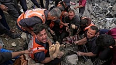 Gazze'de arama-kurtarma ekipleri kişiye ait cansız bedeni enkazdan çıkarırken, 13 Nisan 2025