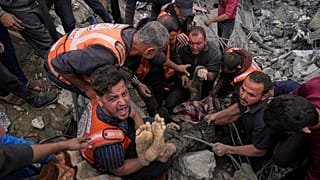 Gazze'de arama-kurtarma ekipleri kişiye ait cansız bedeni enkazdan çıkarırken, 13 Nisan 2025