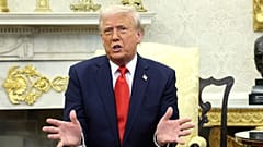Präsident Donald Trump spricht während eines Treffens mit dem Präsidenten von El Salvador, Nayib Bukele, im Oval Office des Weißen Hauses.