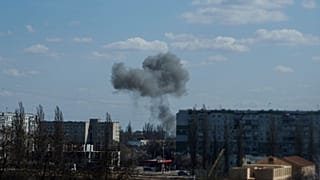 Rauch steigt von einer Explosion nach einem russischen Drohnenangriff auf Sumy in der Ukraine auf.