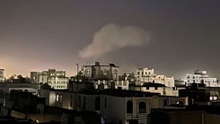 Καπνός υψώνεται από τοποθεσία που φέρεται να επλήγη από αμερικανικές αεροπορικές επιδρομές στη Σαναά της Υεμένης.