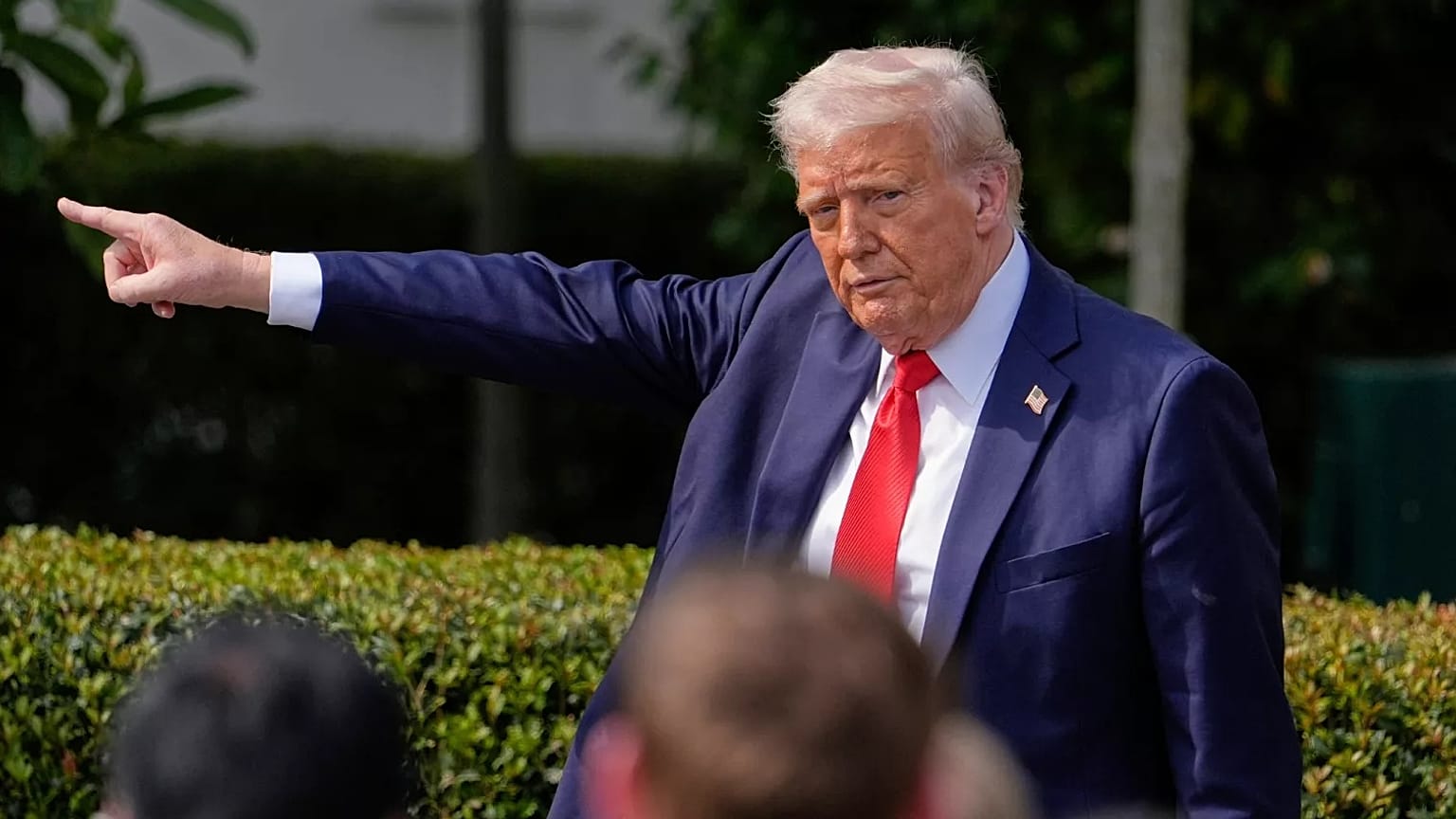 Il Presidente Donald Trump fa un gesto alla folla mentre se ne va dopo aver dato il benvenuto ai campioni nazionali di college football del 2025, la squadra di football della Ohio State University.
