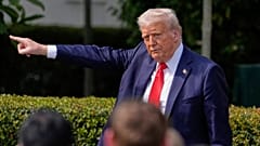 Präsident Donald Trump gestikuliert bei der Verabschiedung des Football-Teams der Ohio State University, dem College-Football-Champion von 2025, in die Menge.
