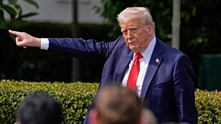Başkan Donald Trump, 2025 Üniversite Futbolu Ulusal Şampiyonu Ohio State Üniversitesi futbol takımını karşıladıktan sonra ayrılırken kalabalığa el hareketi yapıyor.