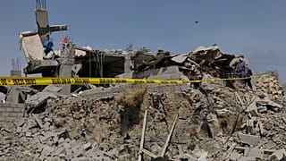 Un oficial de seguridad Houthi inspecciona los escombros de un edificio destruido al parecer alcanzado por ataques aéreos estadounidenses en Sanaa, Yemen, el lunes 7 de abril 