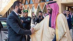  العهد السعودي الأمير محمد بن سلمان يستقبل الرئيس السوري الانتقالي أحمد الشرع، على اليسار، عند وصوله إلى القصر الملكي في الرياض، السعودية، يوم الأحد 2 فبراير 2025