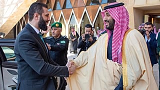  العهد السعودي الأمير محمد بن سلمان يستقبل الرئيس السوري الانتقالي أحمد الشرع، على اليسار، عند وصوله إلى القصر الملكي في الرياض، السعودية، يوم الأحد 2 فبراير 2025