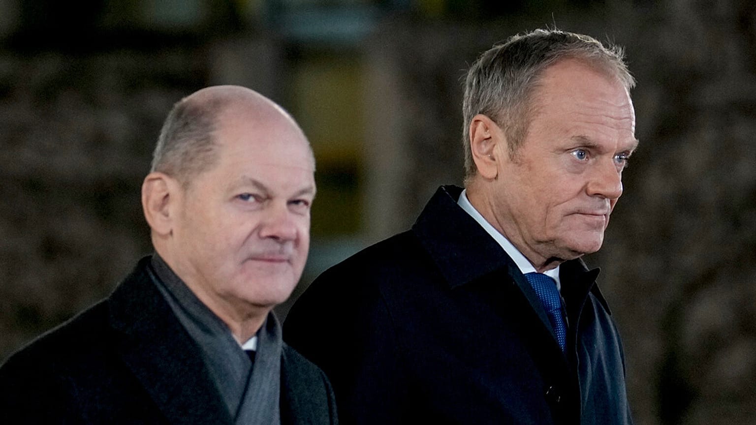 Kanclerz Niemiec Olaf Scholz, z lewej, wita premiera Polski Donalda Tuska w Berlinie, Niemcy, poniedziałek, 12 lutego 2024 r.