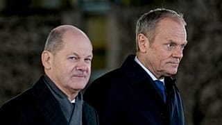 Kanclerz Niemiec Olaf Scholz, z lewej, wita premiera Polski Donalda Tuska w Berlinie, Niemcy, poniedziałek, 12 lutego 2024 r.