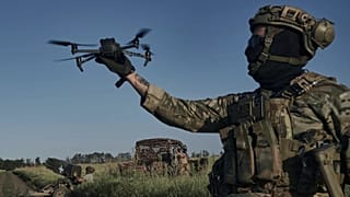 Ein ukrainischer Soldat der 28. Brigade startet eine Drohne an der Frontlinie in der Nähe von Bakhmut, Ukraine, Sonntag, 20. August 2023.