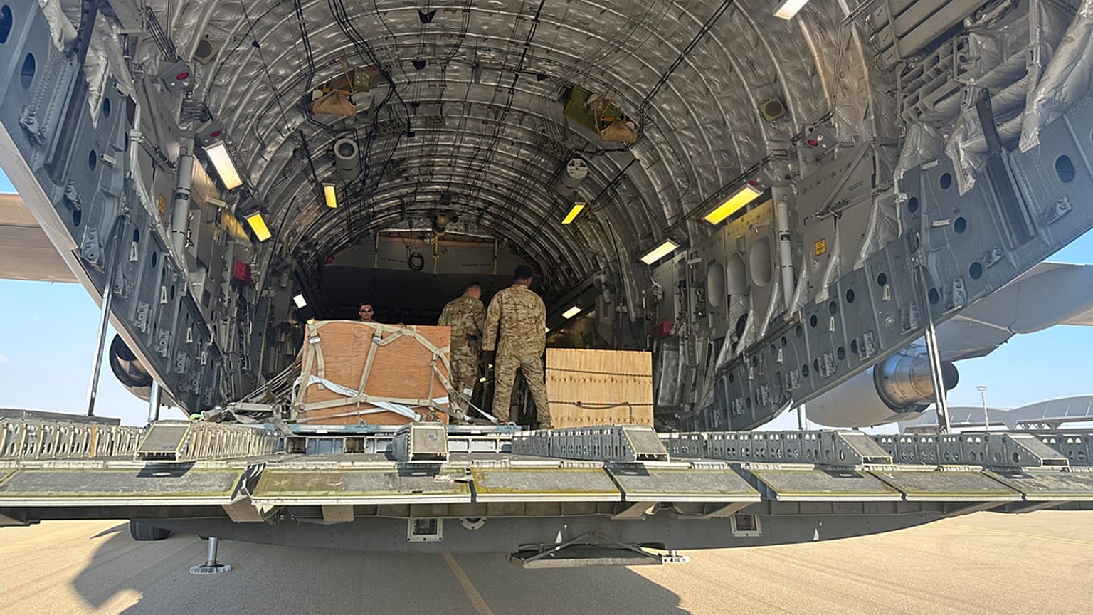 طائرة أمريكية من طراز C-17 تحمل ذخائر لإسرائيل متوقفة في قاعدة نيفاتيم الجوية في صحراء إسرائيل، الجمعة، 13 أكتوبر 2023