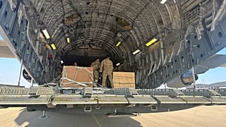 طائرة أمريكية من طراز C-17 تحمل ذخائر لإسرائيل متوقفة في قاعدة نيفاتيم الجوية في صحراء إسرائيل، الجمعة، 13 أكتوبر 2023