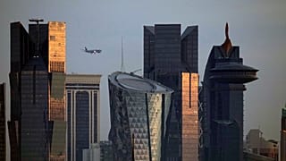 ARCHIVO: Un avión volando cerca de los rascacielos de West Bay, se aproxima al Aeropuerto Internacional Hamad en Doha, 25 de enero de 2024.