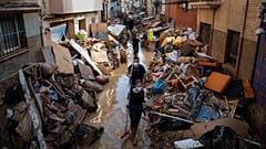Menschen reinigen die Straßen nach der DANA, Valencia, 29. Oktober 2024.