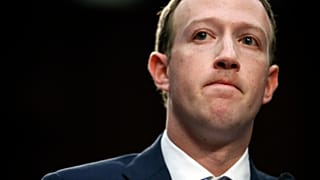 El CEO de Facebook, Mark Zuckerberg, hace una pausa mientras habla mientras testifica ante una audiencia conjunta de los Comités de Comercio y Judicial en el Capitolio en 2018