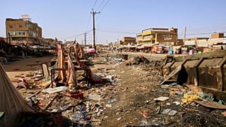 أكشاك المدمرة جراء القتال الأخير بين الدعم السريع والجيش في سوق العلفة ، السودان، يوم الخميس 27 مارس 2025