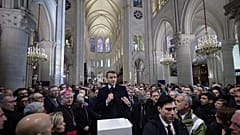 Le président français Emmanuel Macron prononce un discours à l'intérieur de la cathédrale Notre-Dame après avoir visité les intérieurs restaurés du monument, vendredi 29 novembre 2024 à Paris.