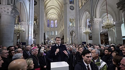 Le président français Emmanuel Macron prononce un discours à l'intérieur de la cathédrale Notre-Dame après avoir visité les intérieurs restaurés du monument, vendredi 29 novembre 2024 à Paris.