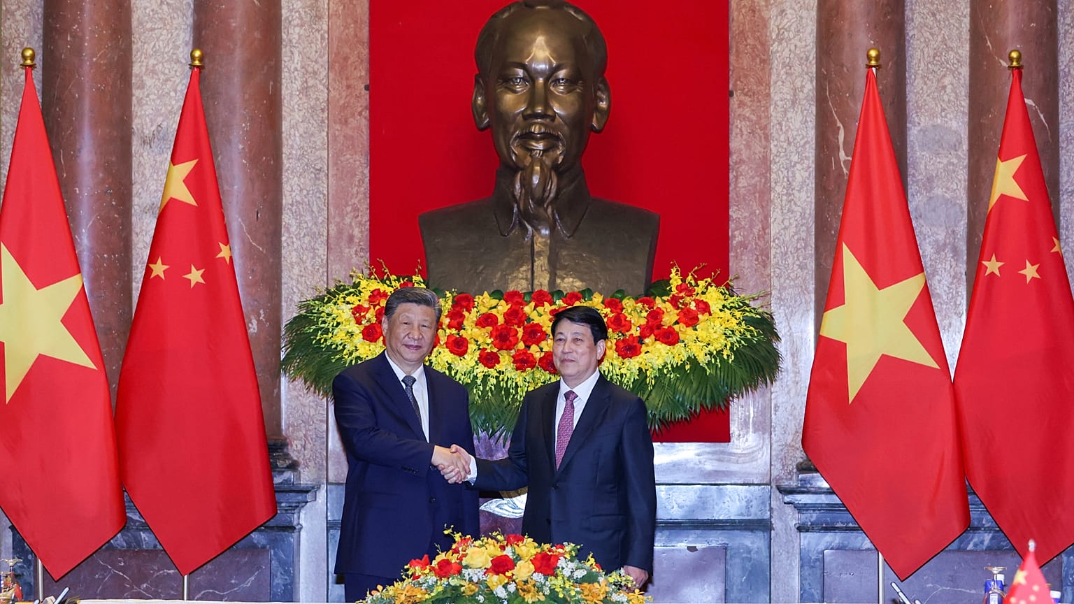 Vietnam Devlet Başkanı Luong Cuong, sağda, ve Çin Devlet Başkanı Xi Jinping Vietnam'ın Hanoi kentindeki Başkanlık Sarayında el sıkışıyor. 15 Nisan 2025.