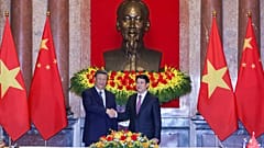 Vietnam Devlet Başkanı Luong Cuong, sağda, ve Çin Devlet Başkanı Xi Jinping Vietnam'ın Hanoi kentindeki Başkanlık Sarayında el sıkışıyor. 15 Nisan 2025.