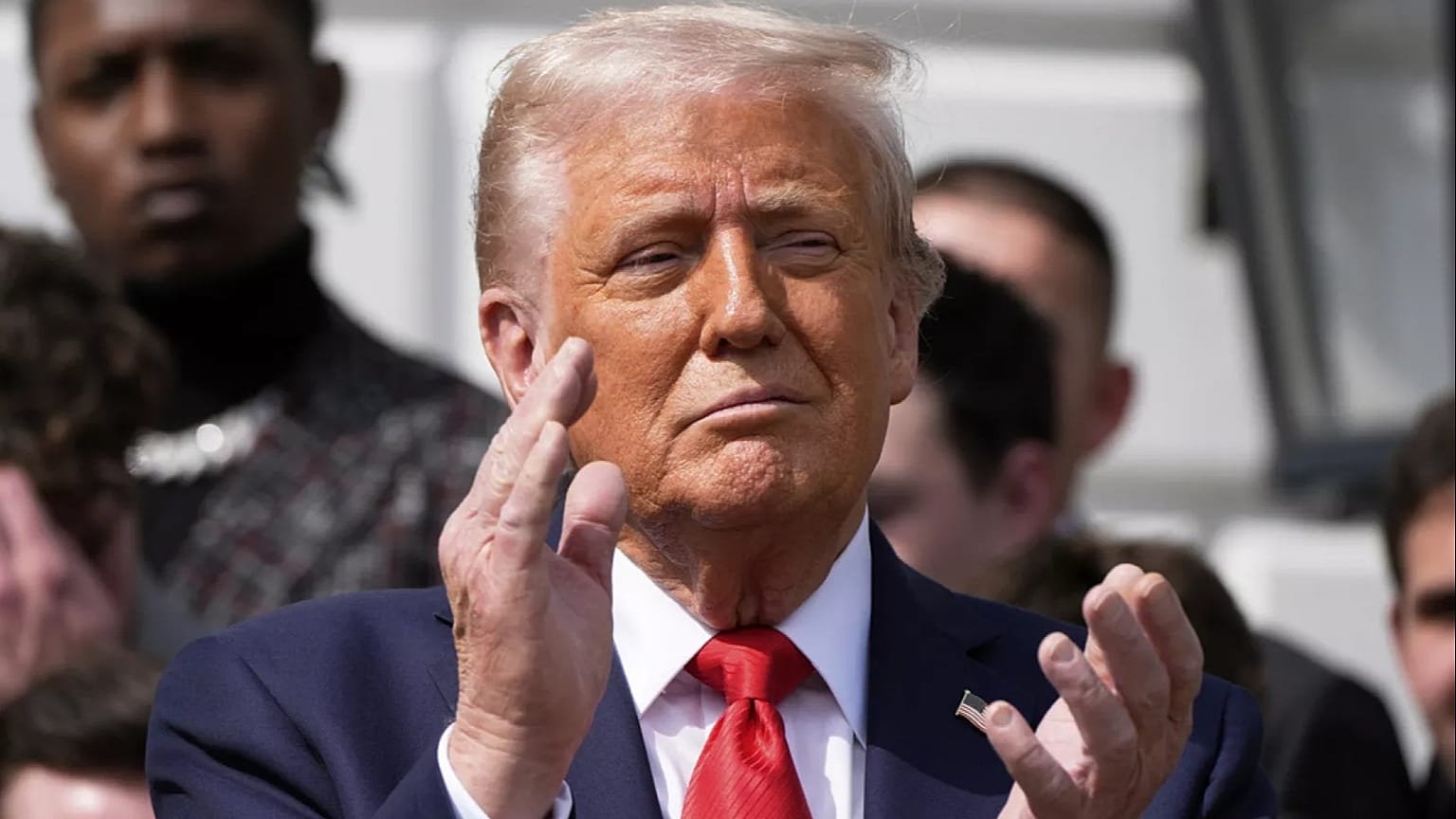 Başkan Donald Trump, 2025 Üniversite Futbolu Ulusal Şampiyonu Ohio State Üniversitesi futbol takımını 14 Nisan 2025 tarihinde Beyaz Saray'da düzenlenen bir etkinlikte ağırlıyor.