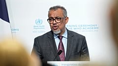 Ο επικεφαλής του ΠΟΥ Tedros Adhanom Ghebreyesus εκφωνεί ομιλία σε εκδήλωση στη Λυών της Γαλλίας, στις 17 Δεκεμβρίου 2024.