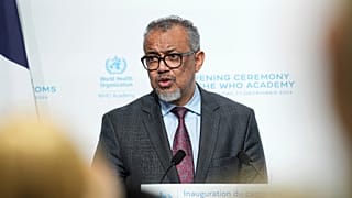 Tedros Adhanom Ghebreyesus, chefe da OMS, discursa num evento em Lyon, França, a 17 de dezembro de 2024.