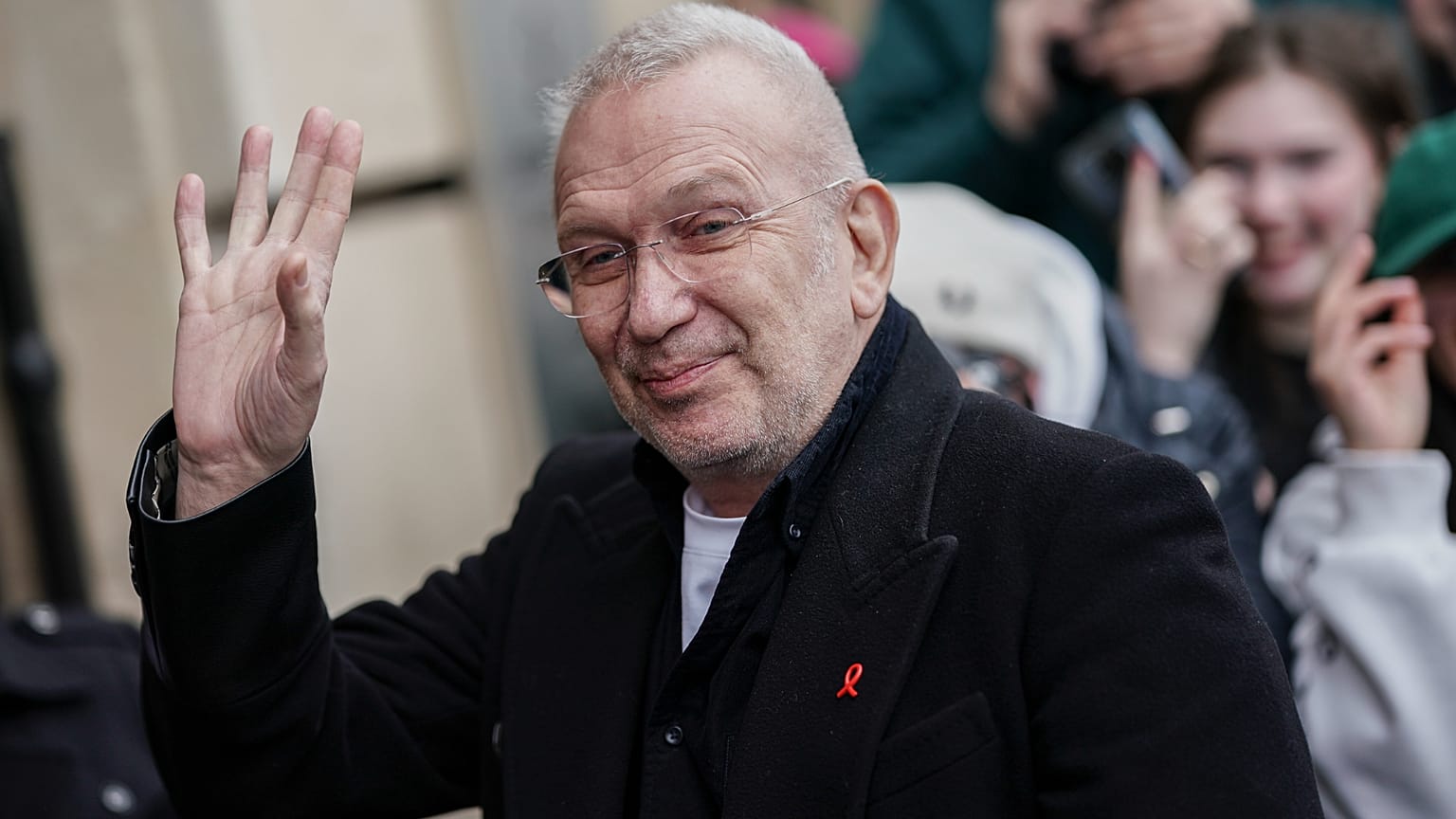 Jean Paul Gaultier posa per i fotografi all'arrivo della collezione prêt-à-porter Vivienne Westwood Autunno/Inverno 2023-2024 presentata il 4 marzo 2023 a Parigi.