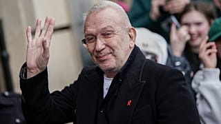 Jean Paul Gaultier posa para os fotógrafos à chegada à coleção de pronto-a-vestir Vivienne Westwood outono/inverno 2023-2024, apresentada a 4 de março de 2023 em Paris.