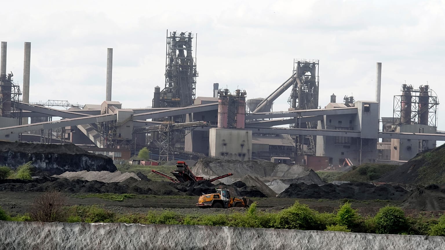 İngiltere'nin Scunthorpe kentindeki British Steel tesisindeki yüksek fırınların genel görünümü, 14 Nisan 2025 Pazartesi.