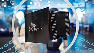 FILE - Un logo di SK Hynix è visibile al Korea Electronics Show di Seoul, Corea del Sud, l'8 ottobre 2019.