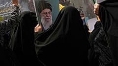 متظاهرون إيرانيون يرددون شعارات بينما يحمل أحدهم ملصق المرشد الأعلى آية الله علي خامنئي في مسيرة مناهضة لإسرائيل بعد صلاة الجمعة في طهران ، إيران ، الجمعة ، 11 أبريل ، 2025.