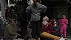  عمليات بحث لفرق الإنقاذ بعد استهداف مبنى بغارة شنها الجيش الإسرائيلي في جباليا البلد بمدينة غزة، يوم الأحد 13 أبريل 2025. 