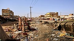 Des étals détruits par les récents combats sont visibles sur le marché d'Allafah à Al Kalalah, au Soudan, le 27 mars 2025.