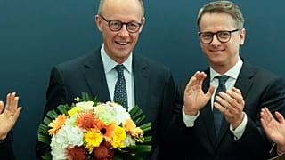 Carsten Linnemann bleibt CDU-Generalsekretär. Er steht neben Friedrich Merz.