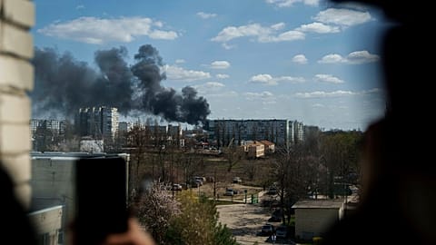 La fumée s'élève après l'explosion d'un drone russe à Sumy, le 14 avril 2025.