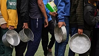 Niños palestinos hacen cola para esperar las donaciones de alimentos en un centro de distribución de Nuseirat, en el centro de la Franja de Gaza, 11 de abril de 2025.