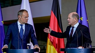 Bundeskanzler Olaf Scholz, rechts, und Polens Ministerpräsident Donald Tusk bei einer Pressekonferenz in Berlin, Deutschland, Montag, 12. Februar 2024.